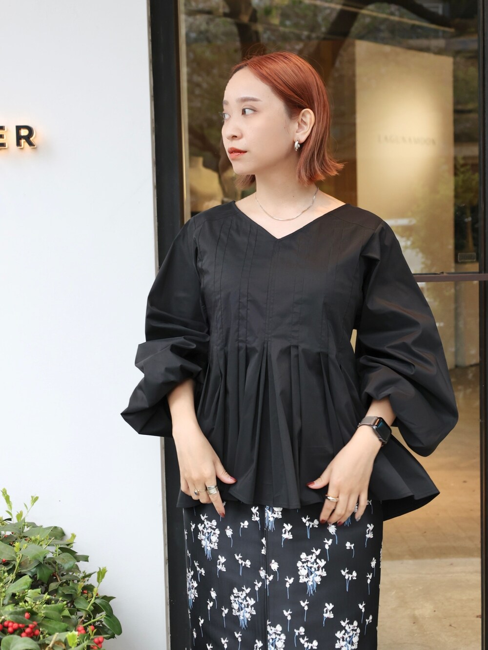 「ELENDEEK、エレンディーク、バックコンシャス、バックプリーツ、バックリボン、黒ブラウス、ブラウス、柄スカート、花柄スカート、プラットフォーム、厚底シューズ、スカート、スニーカー、キレイめ、低身長」｜「ELENDEEKのBACK TIE PLEATS MIX BL（シャツ/ブラウス、ブラック系）」を使った、azusaさん（レディース・153cm）の春コーディネートの7枚目の写真