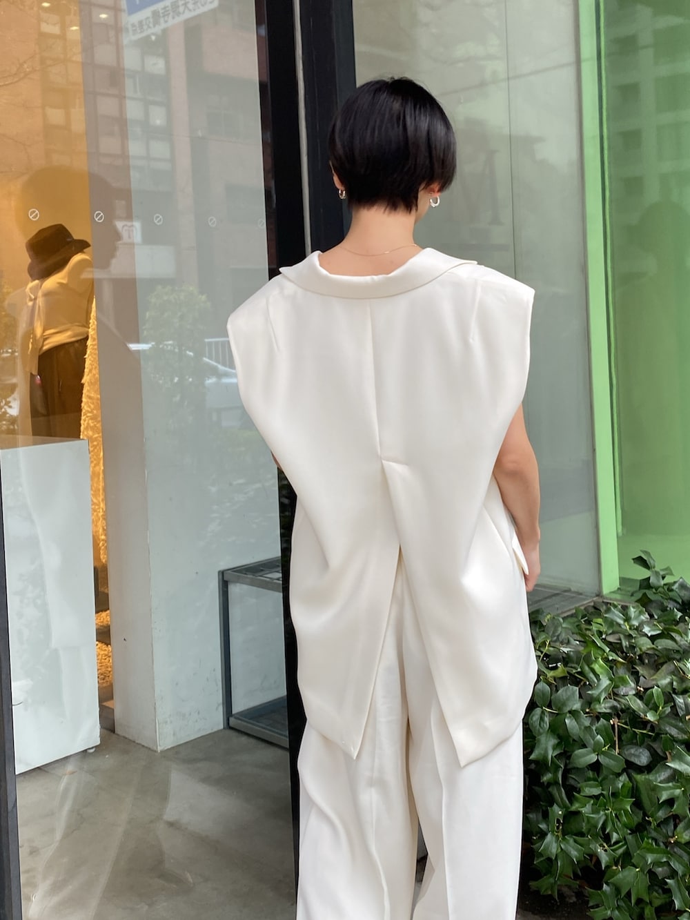 ホワイト系のテーラードジャケット、ゴールド系のパンプス、ホワイト系のその他パンツを着用したレディースの春コーディネートの6枚目の写真