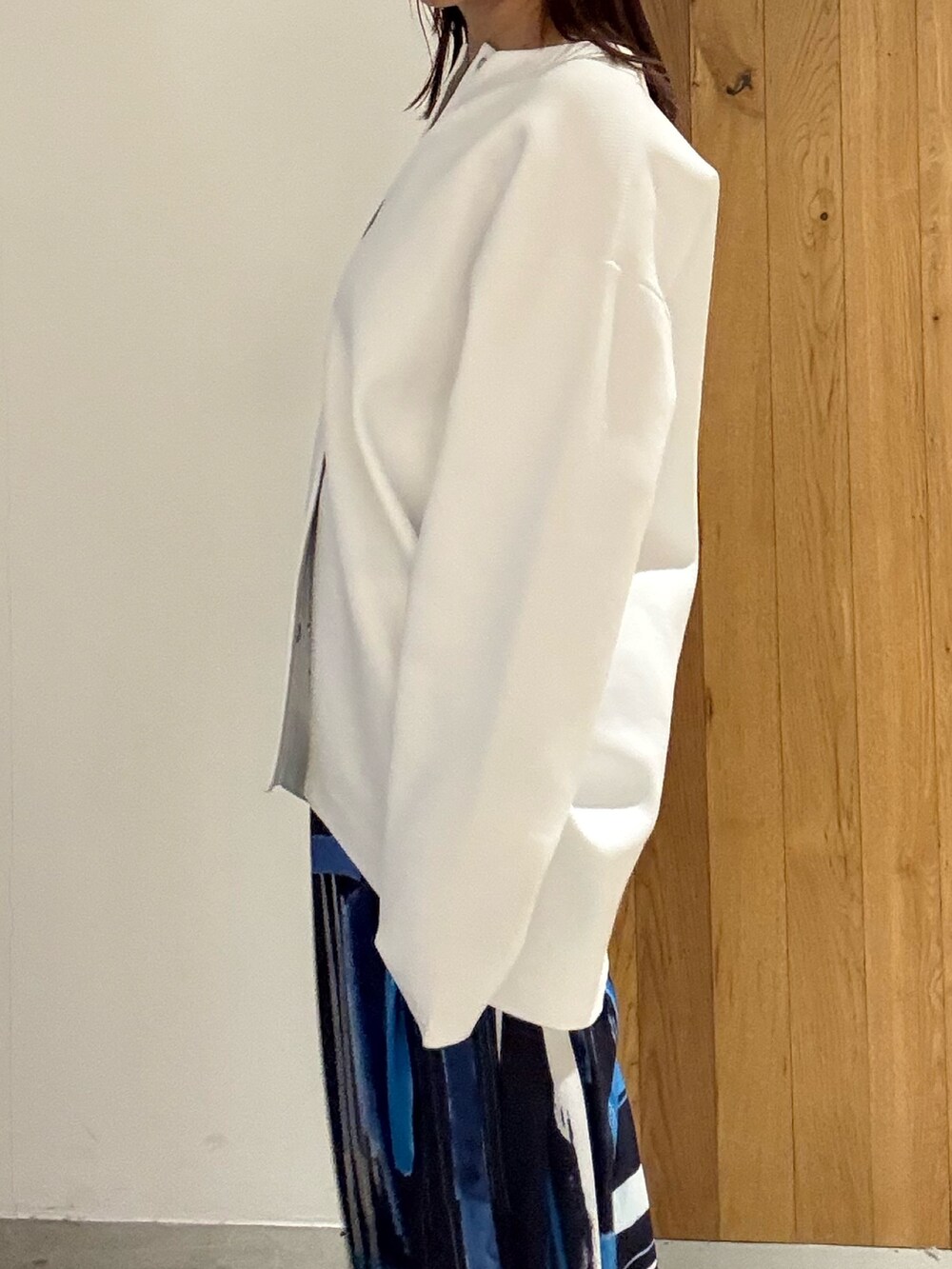 ブラック系のショルダーバッグ、ブルー系のその他パンツ、ブラック系のパンプスを着用したレディースの冬コーディネートの5枚目の写真