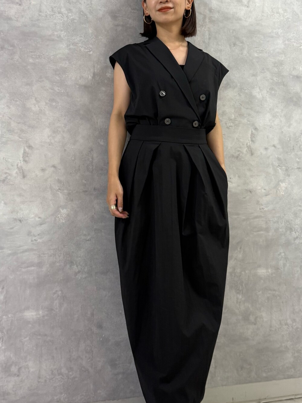 ブラック系のシャツ/ブラウス、ブラック系のスカート、ブラック系のサンダルを着用したレディースの夏コーディネートの7枚目の写真