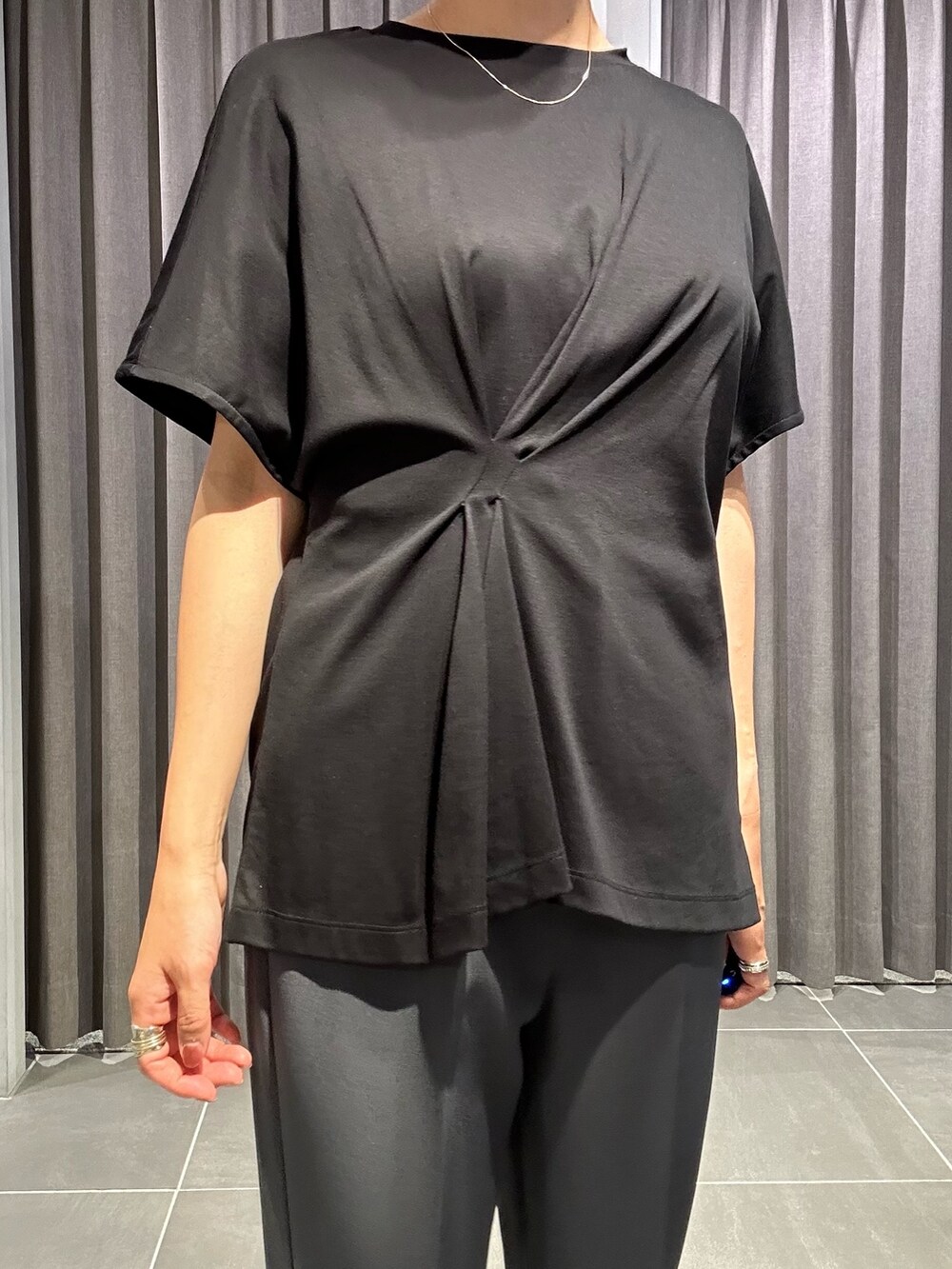 ブラック系のTシャツ/カットソー、グレー系のその他パンツ、その他のサンダルを着用したレディースの夏コーディネートの6枚目の写真