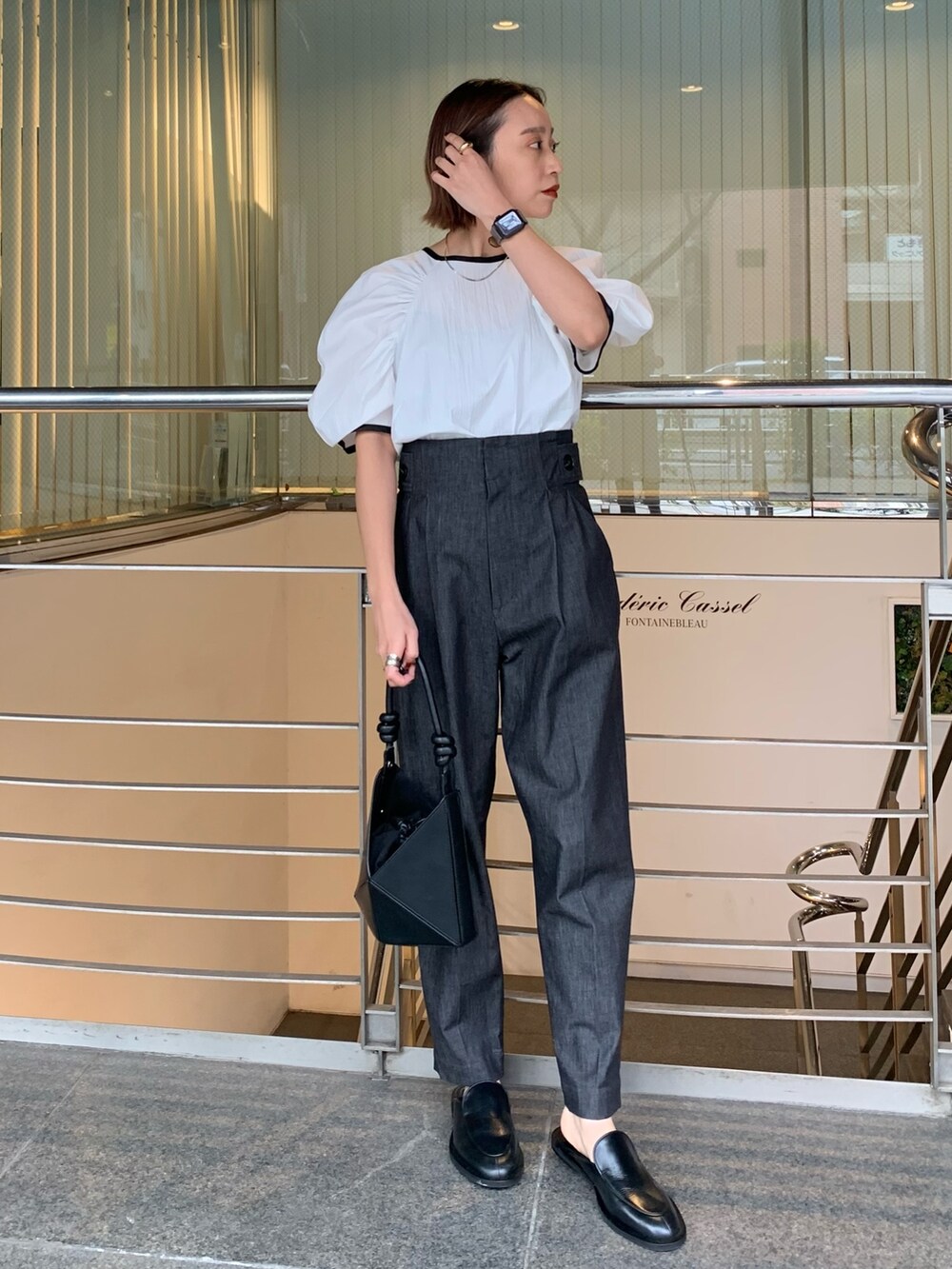 ブルー系のその他パンツ、ブラック系のハンドバッグ、ホワイト系のシャツ/ブラウスを着用したレディースの春コーディネートの2枚目の写真