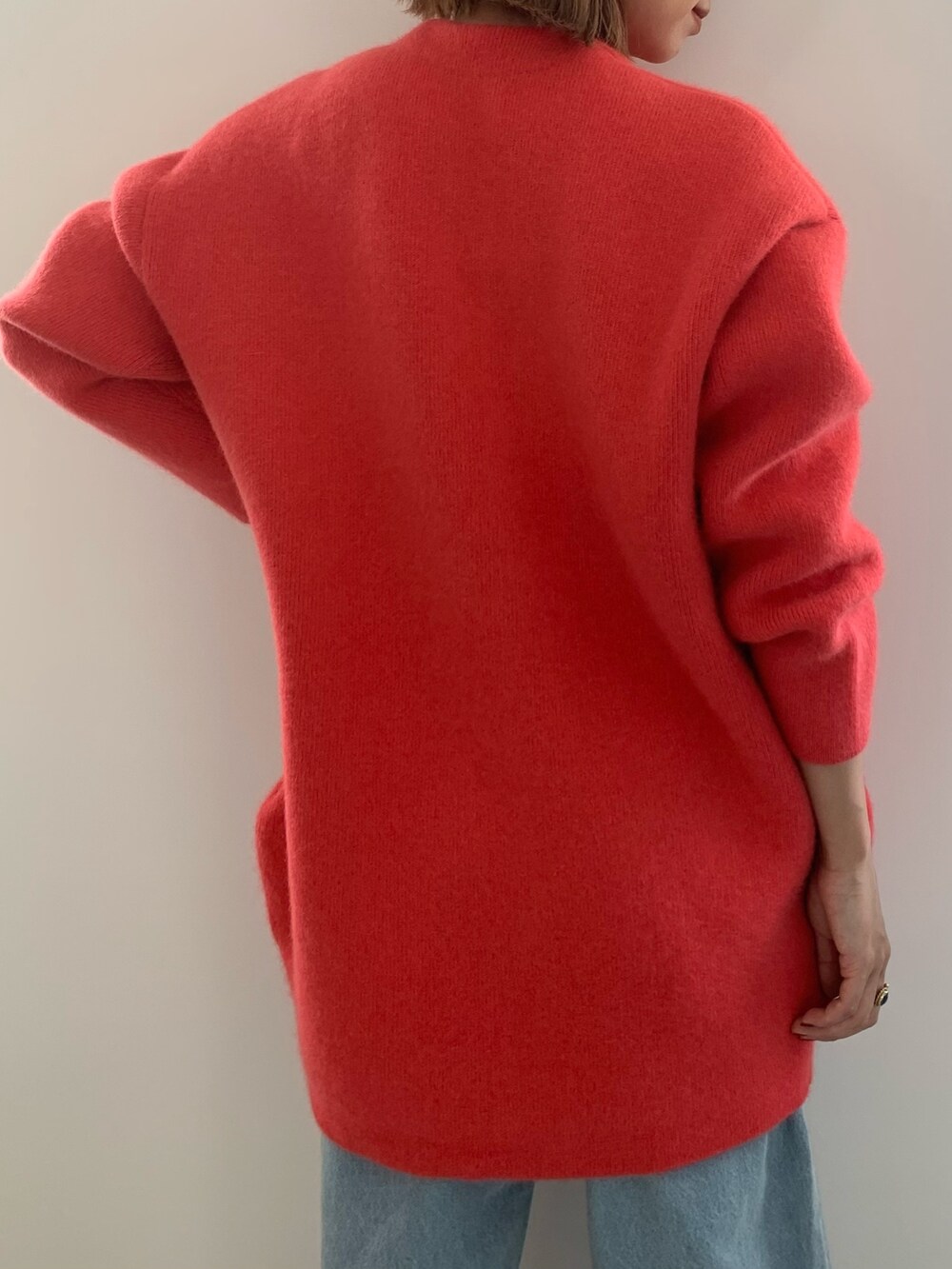 ブルー系のデニムパンツ、ブラック系のパンプス、ピンク系のノーカラージャケットを着用したレディースの夏コーディネートの5枚目の写真