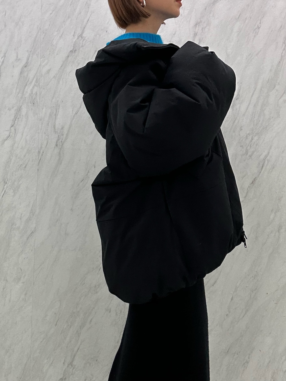 ブラック系のブーツ、ブラック系のスカート、ブラック系のダウンジャケット/コートを着用したレディースの秋コーディネートの8枚目の写真