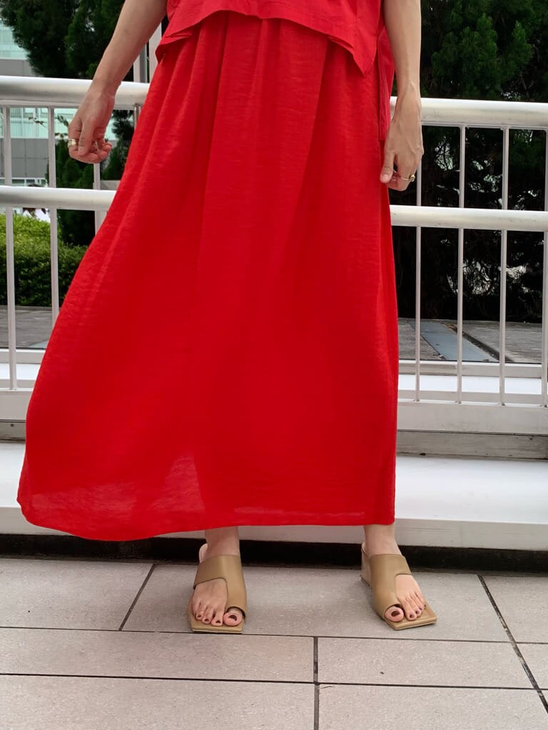 ベージュ系のサンダル、ホワイト系のハンドバッグを着用したレディースの夏コーディネートの7枚目の写真