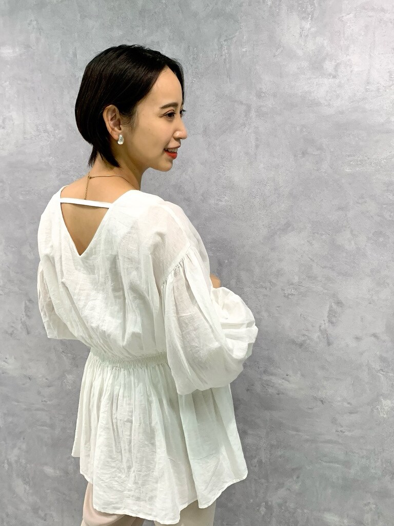 ブラウン系のその他パンツ、ベージュ系のサンダルを着用したレディースの春コーディネートの6枚目の写真