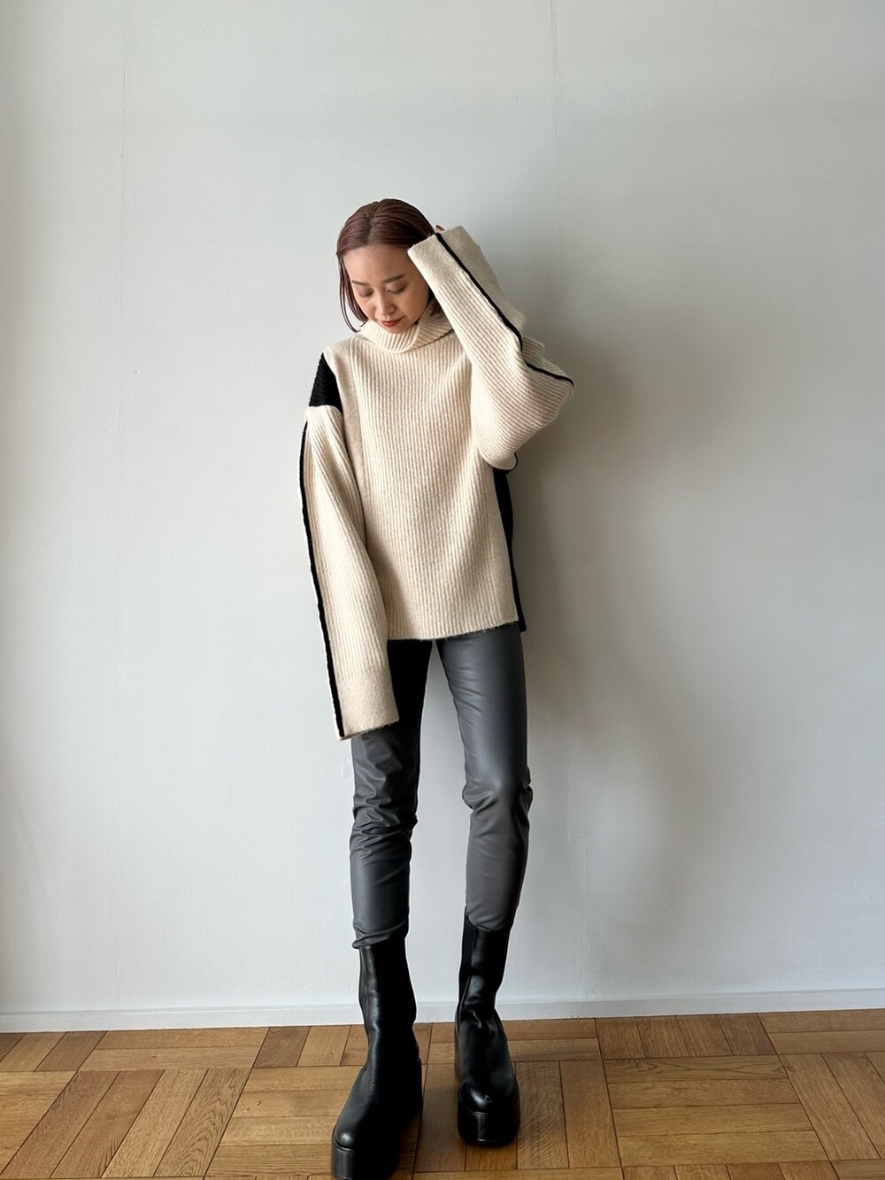 ホワイト系のニット/セーター、グレー系のその他パンツ、ブラック系のブーツを着用したレディースの秋コーディネートの4枚目の写真