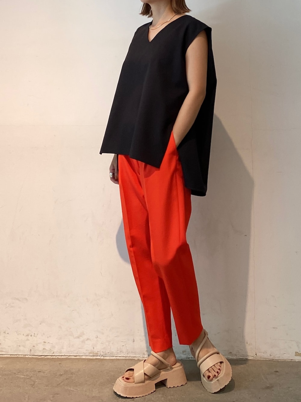 「ELENDEEK、エレンディーク、テーパードパンツ、テーパード、赤、赤パンツ、赤×黒、ハンサムコーデ、きれいめカジュアル、ノースリーブ、黒ブラウス、アシンメトリーサンダル、サンダル、ベージュサンダル、ママコーデ」｜「ELENDEEKのLIGHT EASY TAPERED PT（その他パンツ、レッド系）」を使った、azusaさん（レディース・153cm）の春コーディネートの5枚目の写真