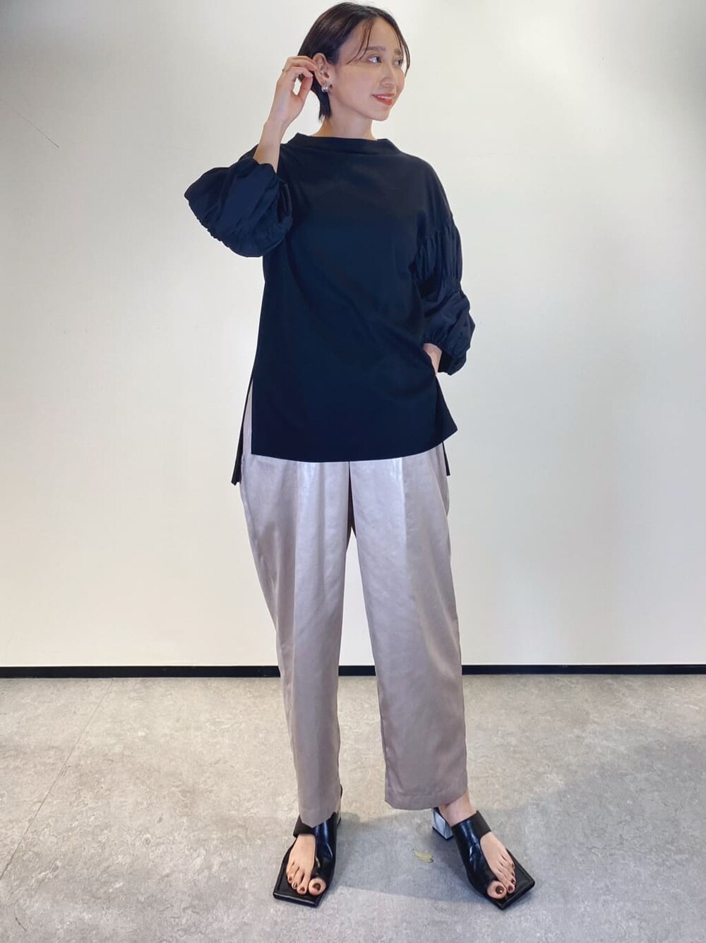 ブラック系のTシャツ/カットソーを着用したレディースの秋コーディネートの2枚目の写真