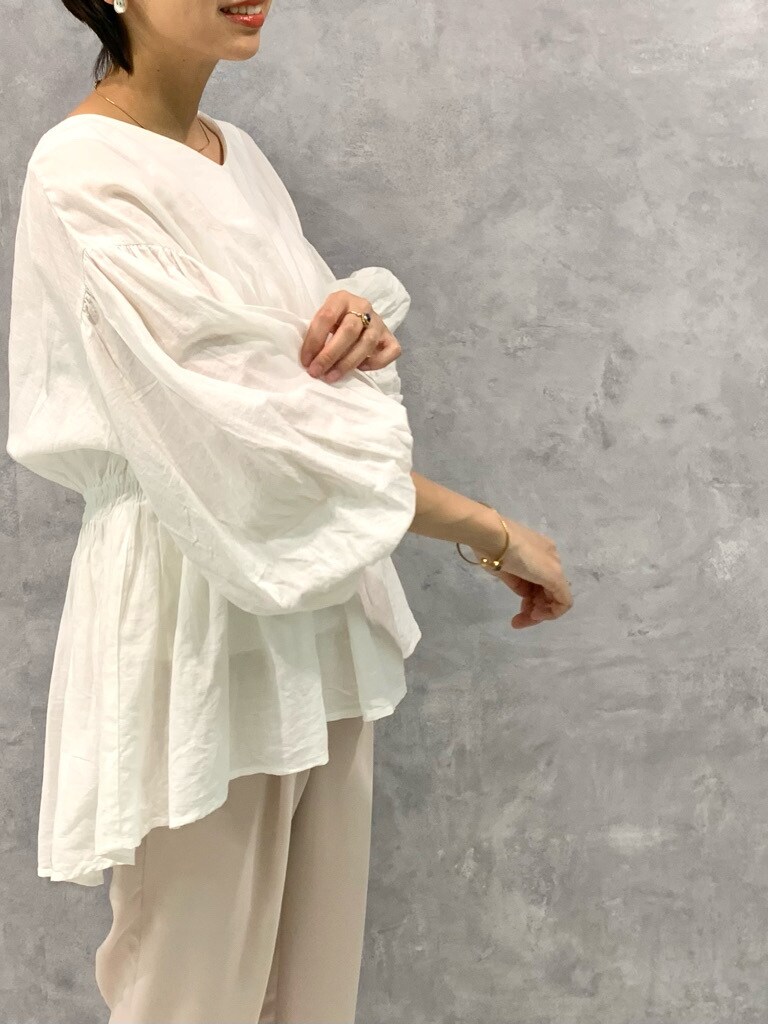 ブラウン系のその他パンツ、ベージュ系のサンダルを着用したレディースの春コーディネートの5枚目の写真