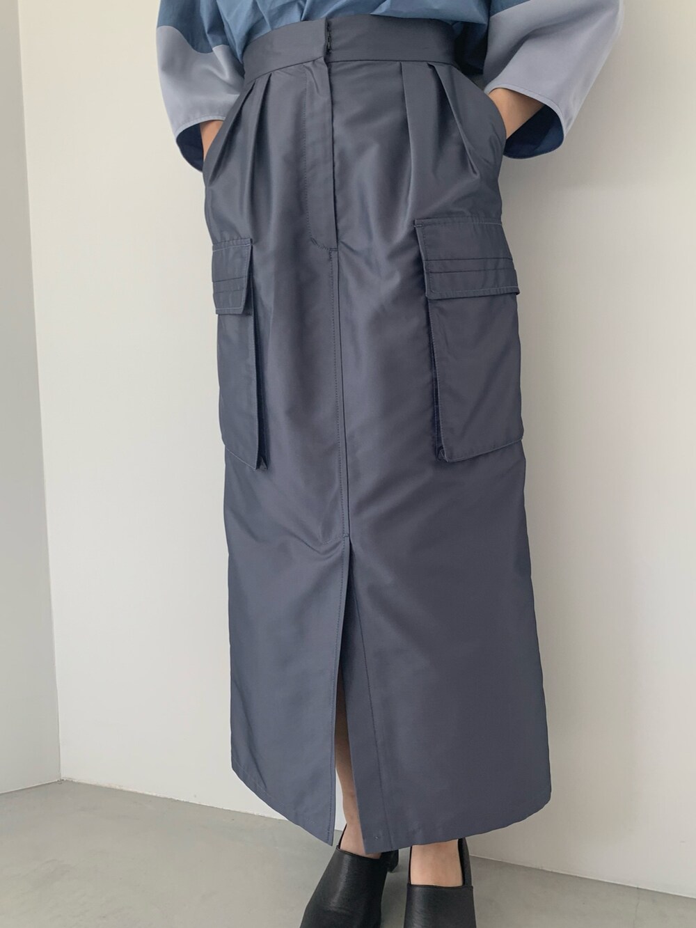ブラック系のパンプス、ブルー系のスカート、ブルー系のシャツ/ブラウスを着用したレディースの春コーディネートの8枚目の写真