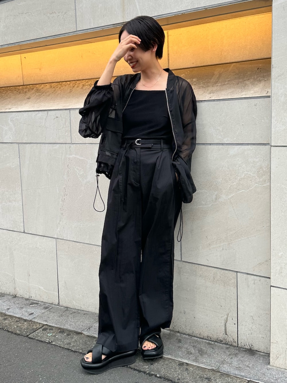 「エレンディーク、パンツスタイル、パンツコーデ、ELENDEEK、ブラック、ブラックコーデ、黒コーデ、オールブラック、シアー、シアートップス、シアーシャツ、シア―ブルゾン、カップ付きキャミソール、厚底サンダル、ワイドパンツ」｜「ELENDEEKのベルトセットタックワイドパンツ（その他パンツ、ブラック系）」を使った、azusaさん（レディース・153cm）の夏コーディネートの2枚目の写真