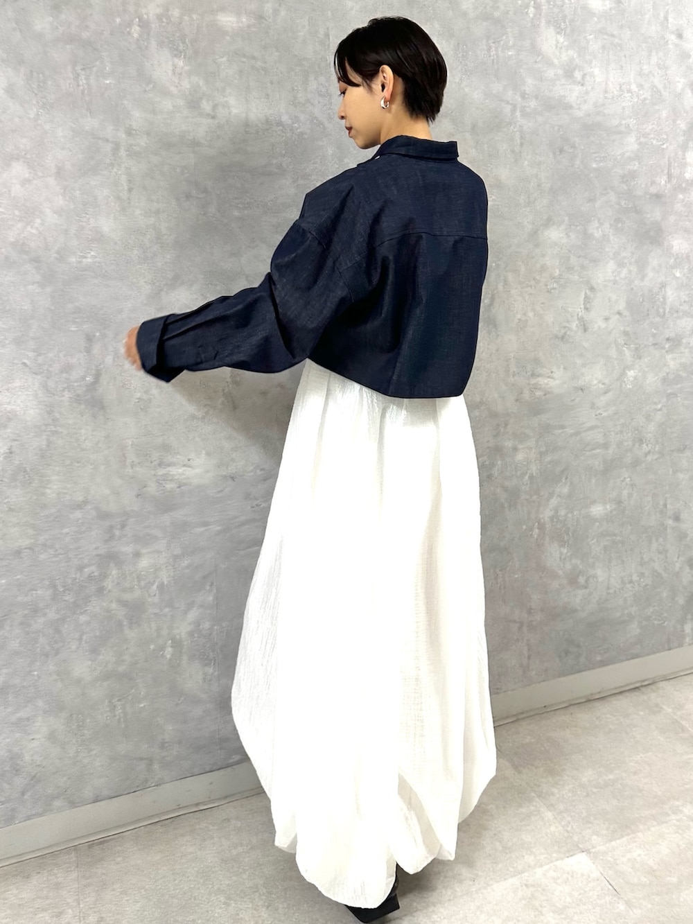 ブルー系のシャツ/ブラウス、グレー系のワンピースを着用したレディースの夏コーディネートの3枚目の写真