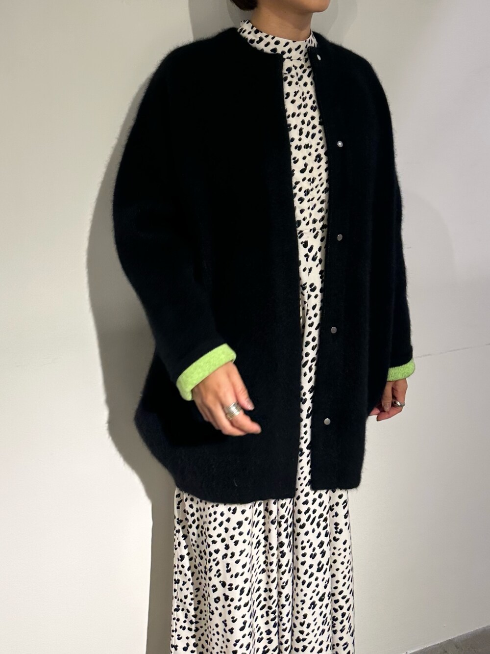 ブラック系のノーカラージャケット、その他のワンピース、ブラック系のブーツを着用したレディースの秋コーディネートの6枚目の写真