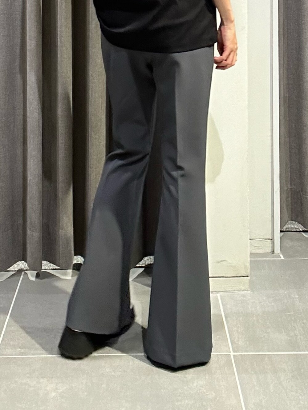 ブラック系のTシャツ/カットソー、グレー系のその他パンツ、その他のサンダルを着用したレディースの夏コーディネートの9枚目の写真