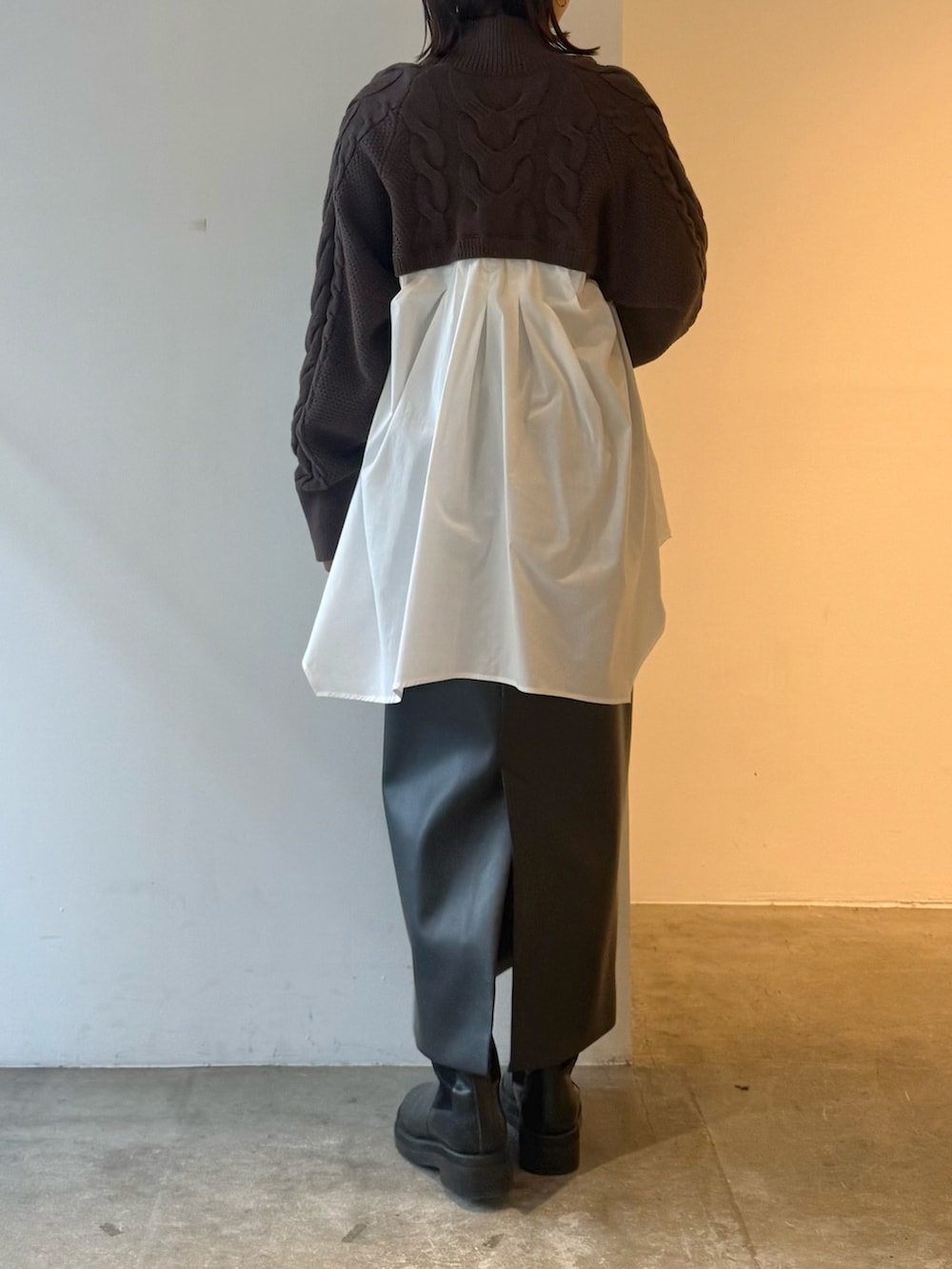 ブラック系のスカート、ブラウン系のニット/セーターを着用したレディースの秋コーディネートの3枚目の写真