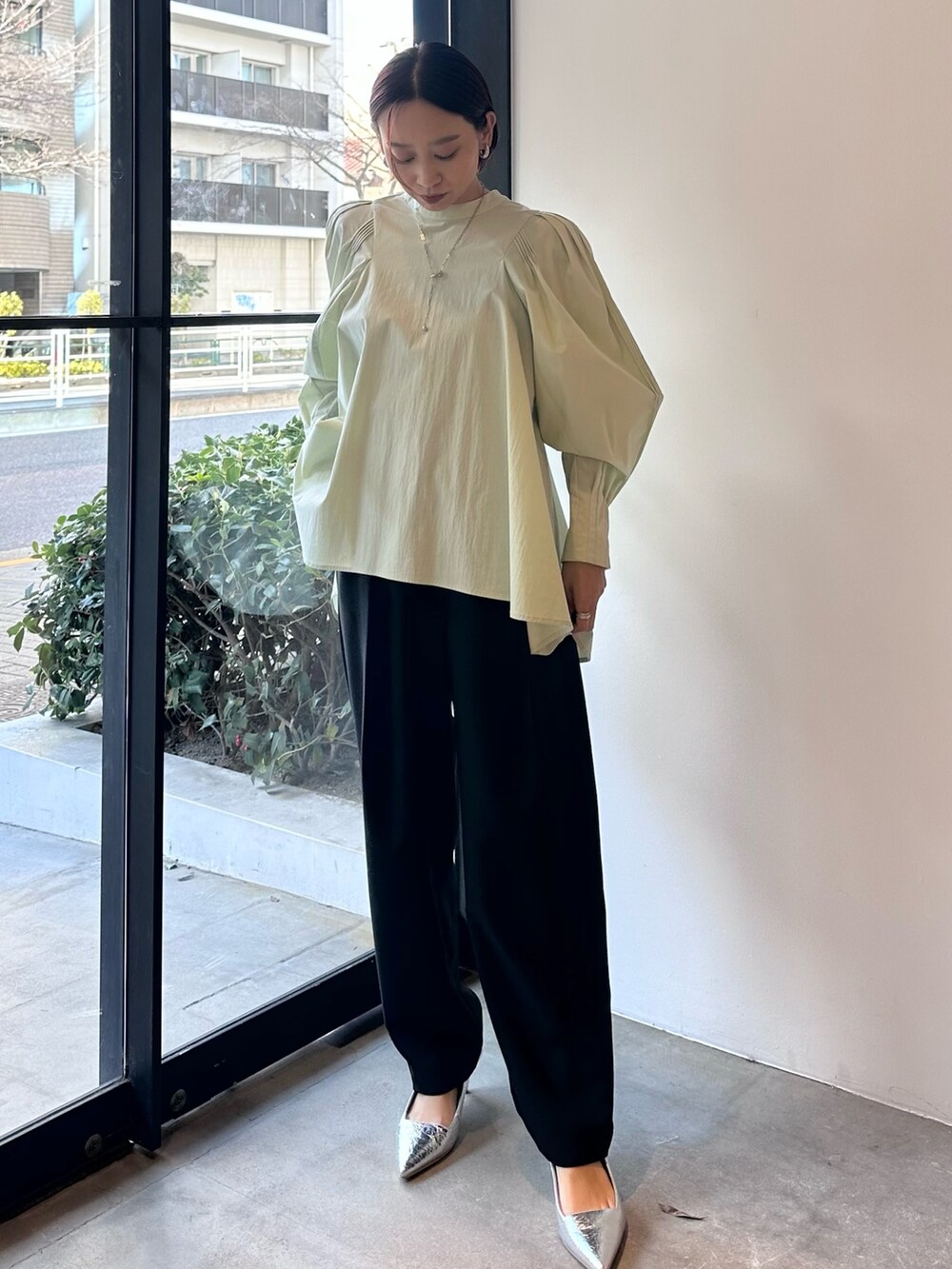 「ELENDEEK、エレンディーク、ブラウス、ミントグリーン、春コーデ、キレイめ、きれいめカジュアル、きれいめ、きれいめコーディネート、キレイめカジュアル、キレイめコーデ、ママコーデ」｜「ELENDEEKのカーブタックパンツ（その他パンツ、ブラック系）」を使った、azusaさん（レディース・153cm）の冬コーディネートの3枚目の写真