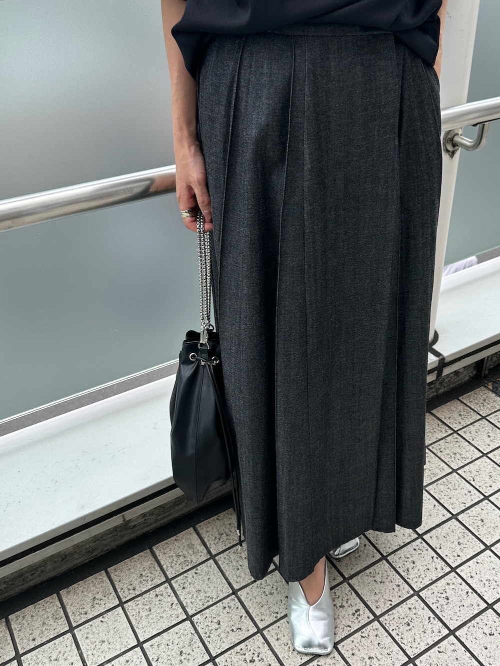 「ELENDEEK、エレンディーク、スカート、スカートスタイル、スカートコーデ、ロングスカート、プリーツスカート、メタリック、シルバー、キャミソール、プリーツ、シルバーシューズ、低身長、ママコーデ、ブラックコーデ」｜「ELENDEEKのSHINY CAMI SET SHEER CS（Tシャツ/カットソー、ブラック系）」を使った、azusaさん（レディース・153cm）の夏コーディネートの7枚目の写真
