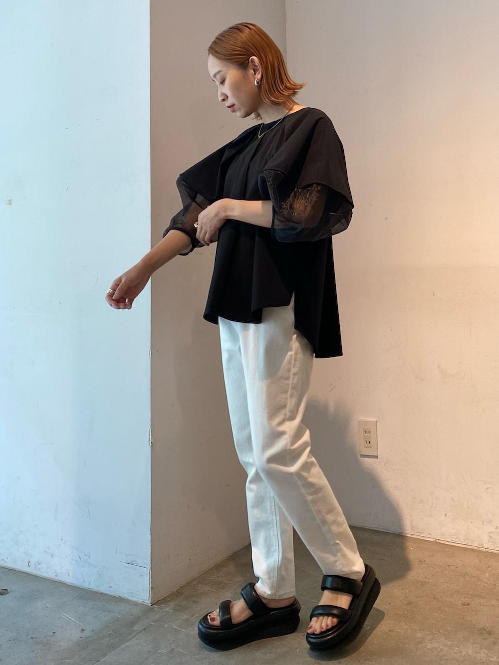 「ELENDEEK、エレンディーク、ブラウス、ブラウスコーデ、ブラウス×デニム、シアートップス、シアー、シア―ブラウス、モノトーン、モノトーンコーデ、白デニム、ホワイトパンツ、ホワイトデニム、サンダル、きれいめカジュアル」｜「ELENDEEKのハーフオーガンジースリーブブラウス【セットアップ可能】（シャツ/ブラウス、ブラック系）」を使った、azusaさん（レディース・153cm）の春コーディネートの3枚目の写真