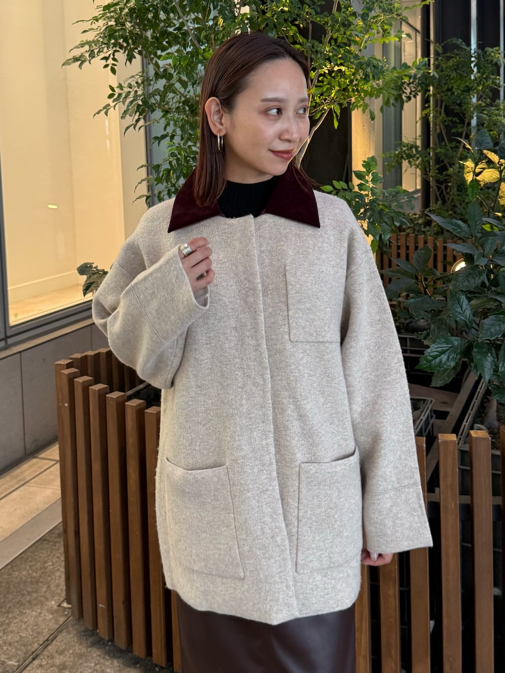 ブラウン系のスカート、ベージュ系のブルゾンを着用したレディースの秋コーディネートの5枚目の写真