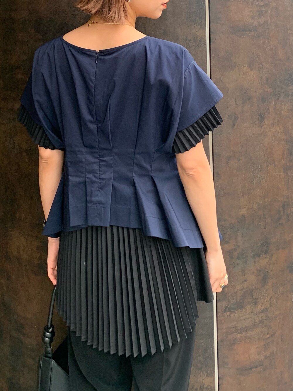 ブルー系のシャツ/ブラウス、ブラック系のその他パンツ、ブラック系のハンドバッグを着用したレディースの春コーディネートの6枚目の写真