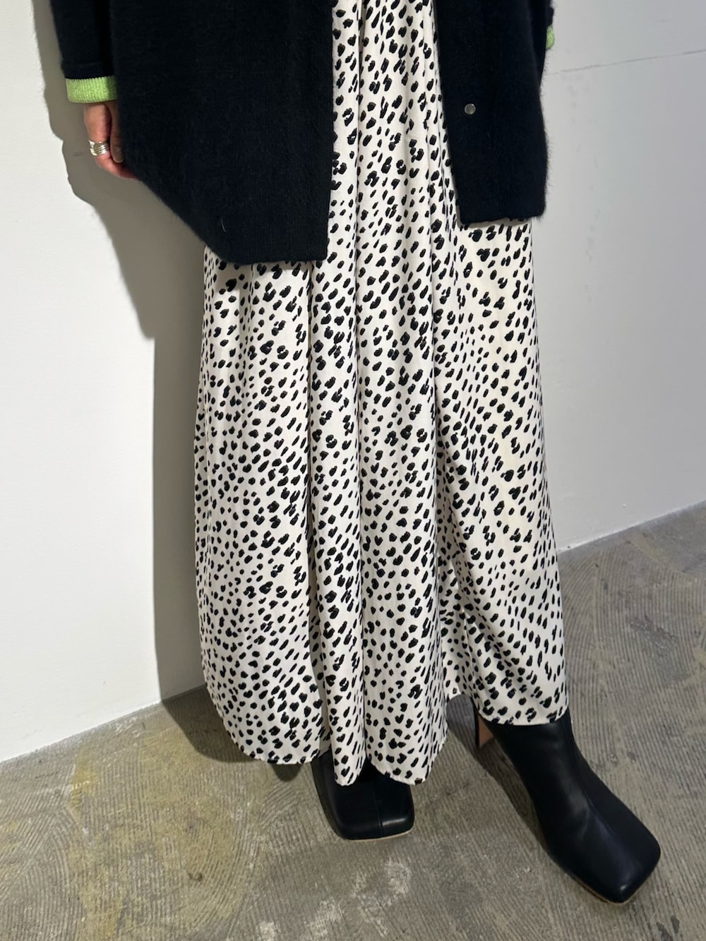 ブラック系のノーカラージャケット、その他のワンピース、ブラック系のブーツを着用したレディースの秋コーディネートの8枚目の写真