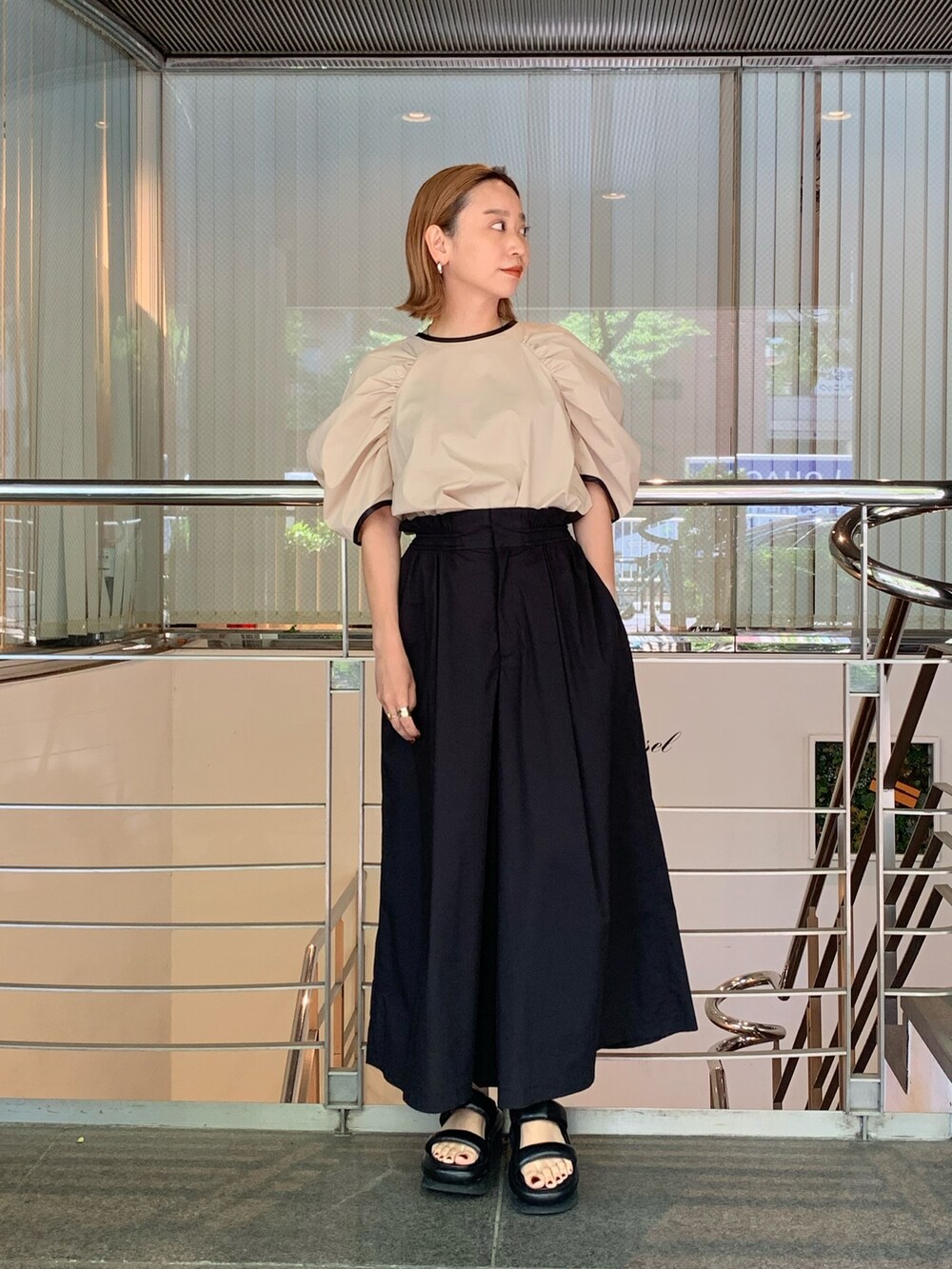 ブラック系のサンダル、ベージュ系のシャツ/ブラウス、ブラック系のその他パンツを着用したレディースの春コーディネートの2枚目の写真