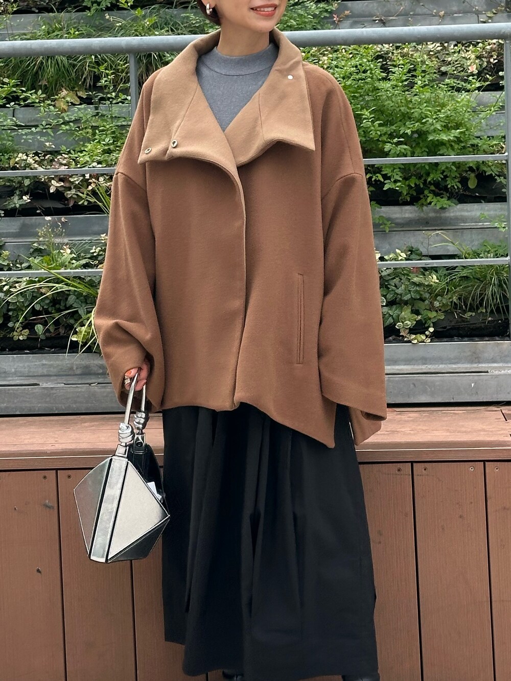 イエロー系のその他アウター、グレー系のワンピース、シルバー系のハンドバッグを着用したレディースの秋コーディネートの6枚目の写真