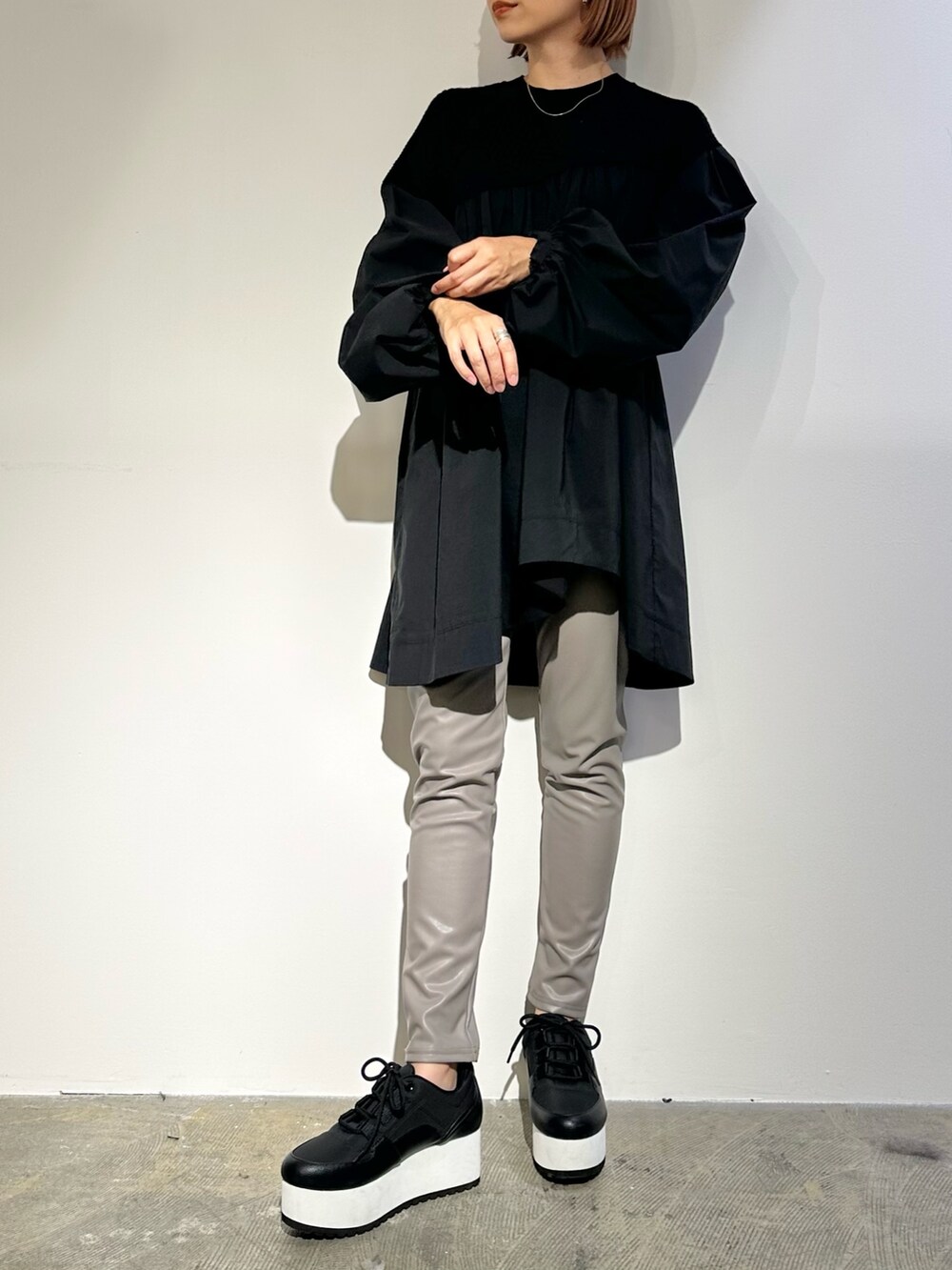 ブラック系のシャツ/ブラウス、ブラック系のスニーカー、グレー系のその他パンツを着用したレディースの夏コーディネートの2枚目の写真