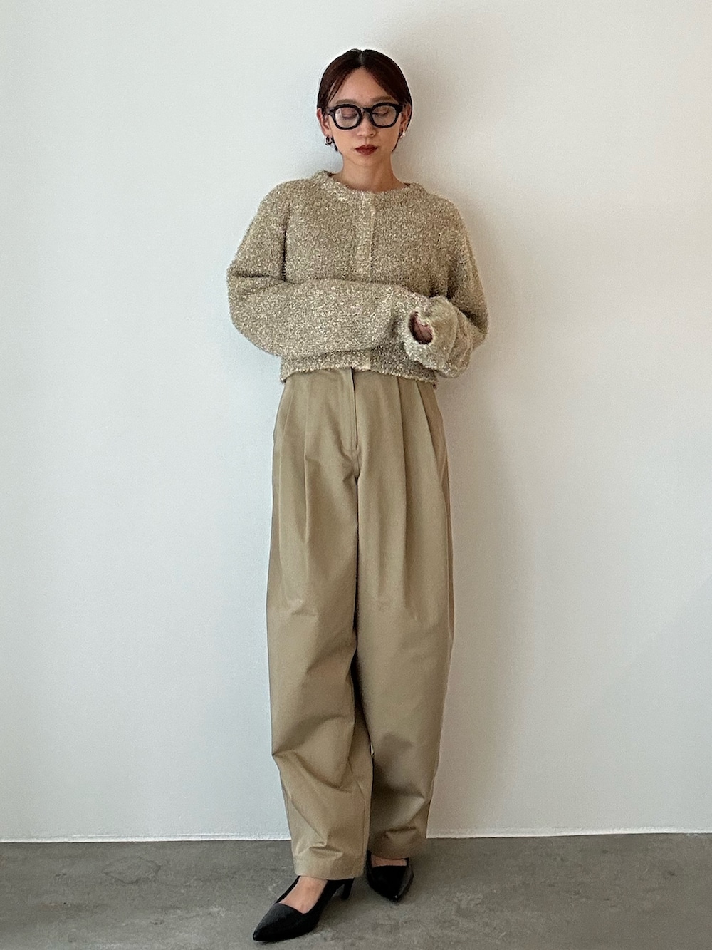 ゴールド系のカーディガン/ボレロ、ベージュ系のその他パンツ、ブラック系のサンダルを着用したレディースの冬コーディネートの2枚目の写真
