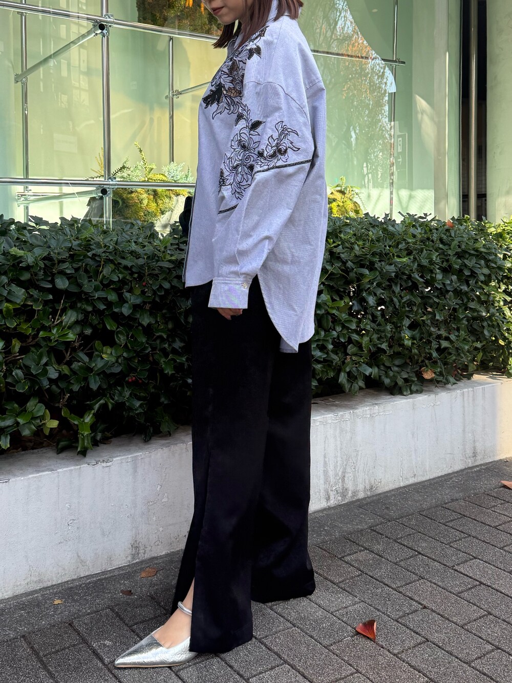 グレー系のシャツ/ブラウス、ブラック系のその他パンツ、シルバー系のパンプスを着用したレディースの冬コーディネートの2枚目の写真