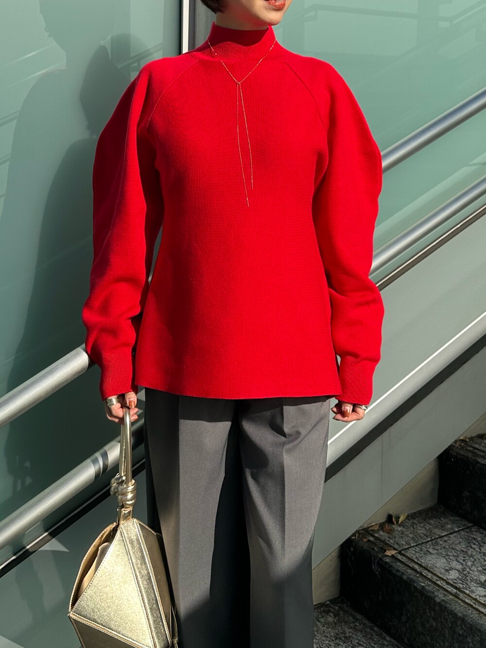 ブラック系のブーツ、グレー系のノーカラージャケット、レッド系のニット/セーターを着用したレディースの冬コーディネートの8枚目の写真