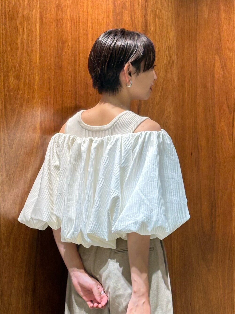 ホワイト系のシャツ/ブラウス、ベージュ系のその他パンツ、ブラック系のサンダルを着用したレディースの夏コーディネートの5枚目の写真