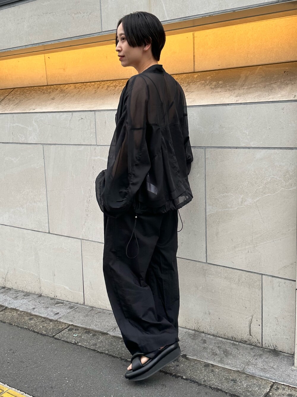 「エレンディーク、パンツスタイル、パンツコーデ、ELENDEEK、ブラック、ブラックコーデ、黒コーデ、オールブラック、シアー、シアートップス、シアーシャツ、シア―ブルゾン、カップ付きキャミソール、厚底サンダル、ワイドパンツ」｜「ELENDEEKのベルトセットタックワイドパンツ（その他パンツ、ブラック系）」を使った、azusaさん（レディース・153cm）の夏コーディネートの3枚目の写真
