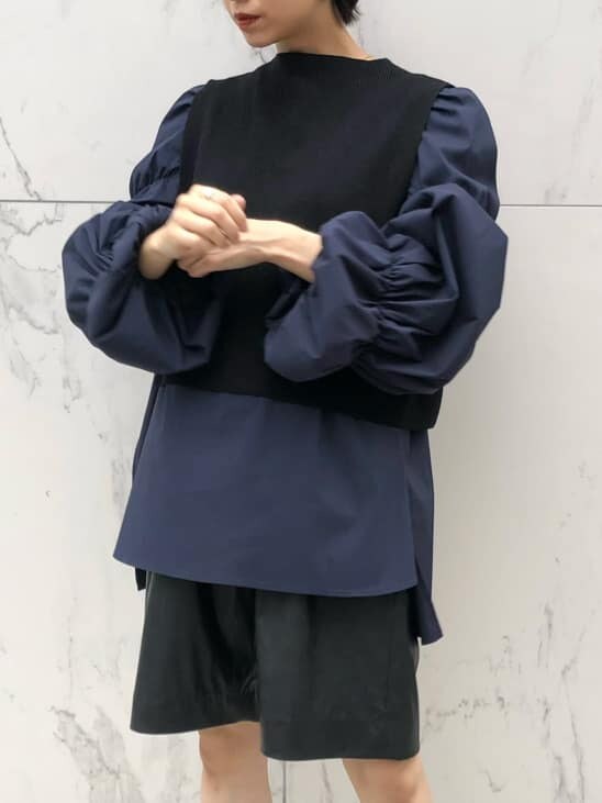 ブラック系のサンダル、ブラック系のその他パンツ、ブルー系のニット/セーターを着用したレディースの夏コーディネートの2枚目の写真