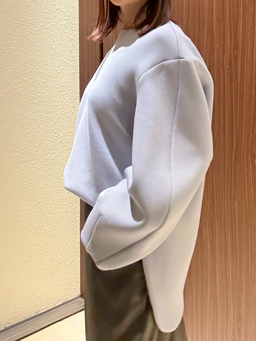 ブルー系のTシャツ/カットソー、ブラウン系のスカート、ブラウン系のブーツを着用したレディースの冬コーディネートの8枚目の写真