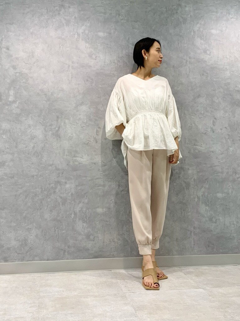 ブラウン系のその他パンツ、ベージュ系のサンダルを着用したレディースの春コーディネートの2枚目の写真