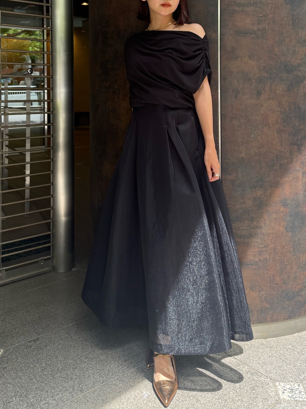 ブラック系のTシャツ/カットソー、その他のパンプス、ブラック系のスカートを着用したレディースの夏コーディネートの2枚目の写真