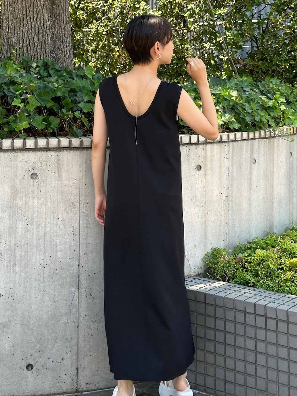「ELENDEEK、エレンディーク、ワンピース、ワンピーススタイル、黒ワンピ、ロングワンピース、ノースリーブ、ノースリーブワンピース、お出かけコーデ、旅行、ラクチンコーデ」｜「ELENDEEKのシアーレイヤードカットワンピース（ワンピース、ブラック系）」を使った、azusaさん（レディース・153cm）の夏コーディネートの7枚目の写真