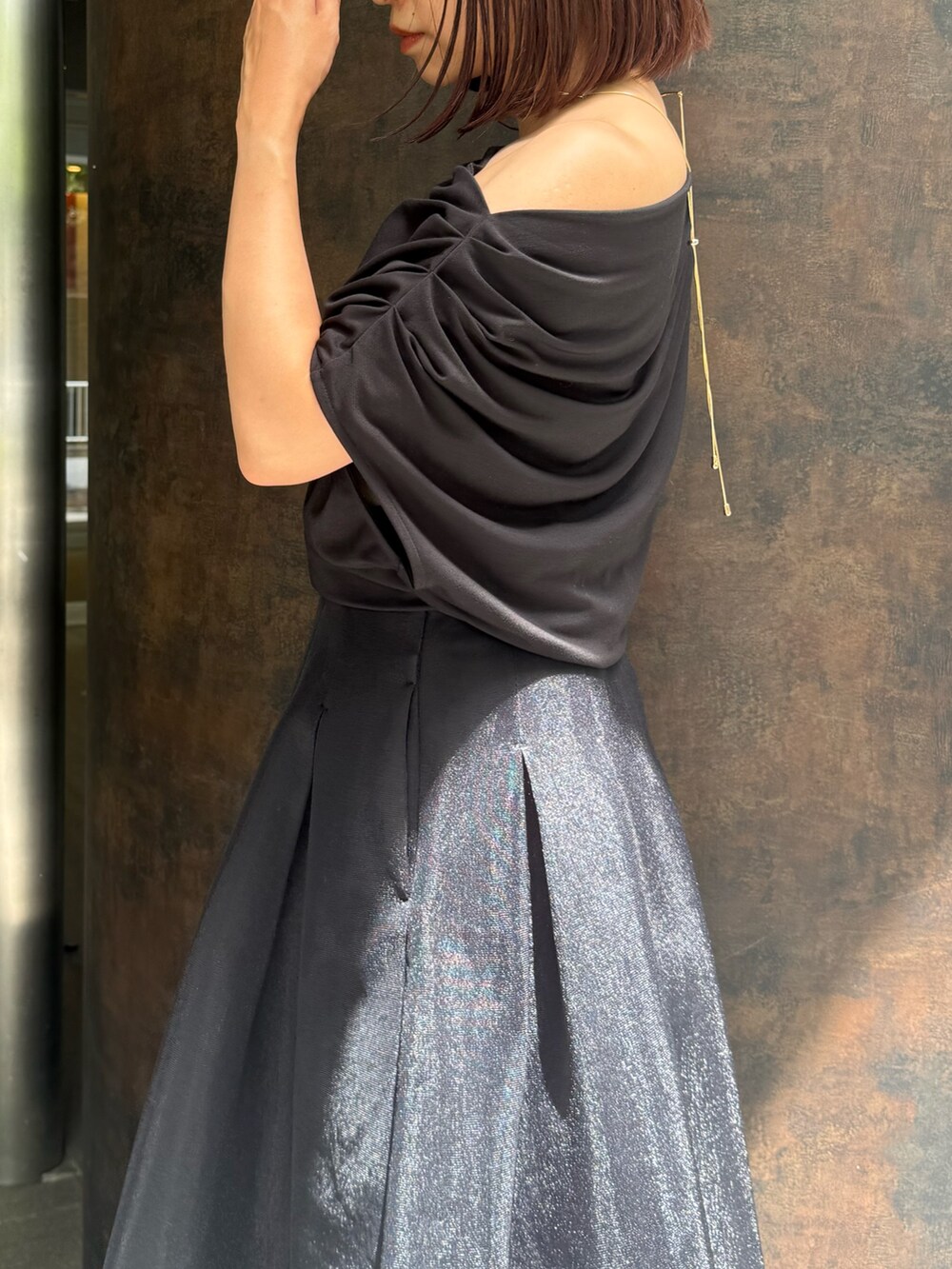 ブラック系のTシャツ/カットソー、その他のパンプス、ブラック系のスカートを着用したレディースの夏コーディネートの6枚目の写真