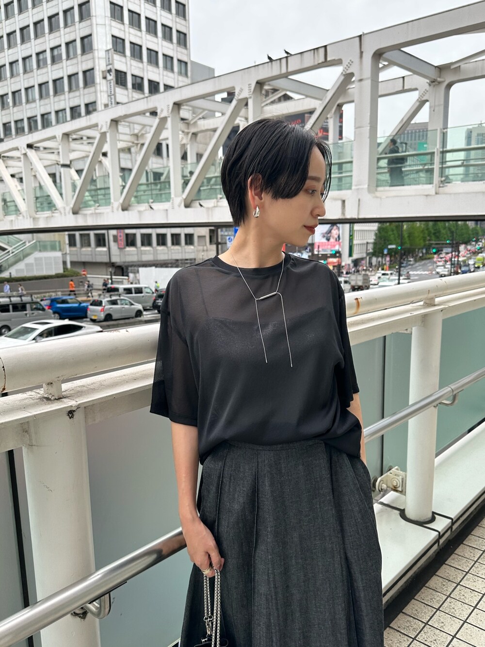 「ELENDEEK、エレンディーク、スカート、スカートスタイル、スカートコーデ、ロングスカート、プリーツスカート、メタリック、シルバー、キャミソール、プリーツ、シルバーシューズ、低身長、ママコーデ、ブラックコーデ」｜「ELENDEEKのSHINY CAMI SET SHEER CS（Tシャツ/カットソー、ブラック系）」を使った、azusaさん（レディース・153cm）の夏コーディネートの5枚目の写真