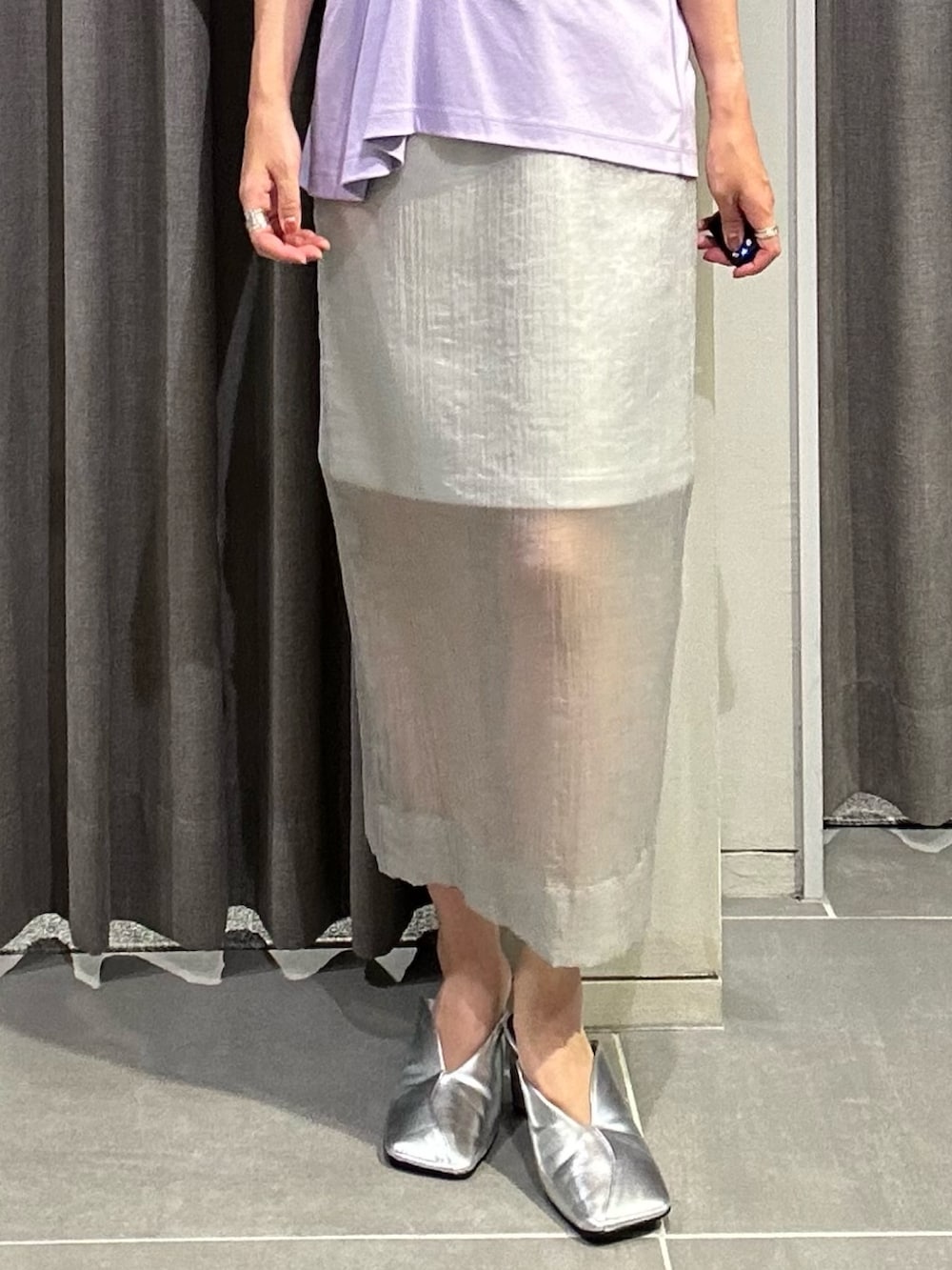 パープル系のTシャツ/カットソー、グレー系のスカート、シルバー系のパンプスを着用したレディースの夏コーディネートの8枚目の写真
