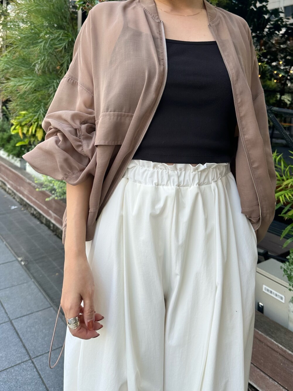 ホワイト系のサンダル、ホワイト系のその他パンツ、ベージュ系のブルゾンを着用したレディースの春コーディネートの4枚目の写真