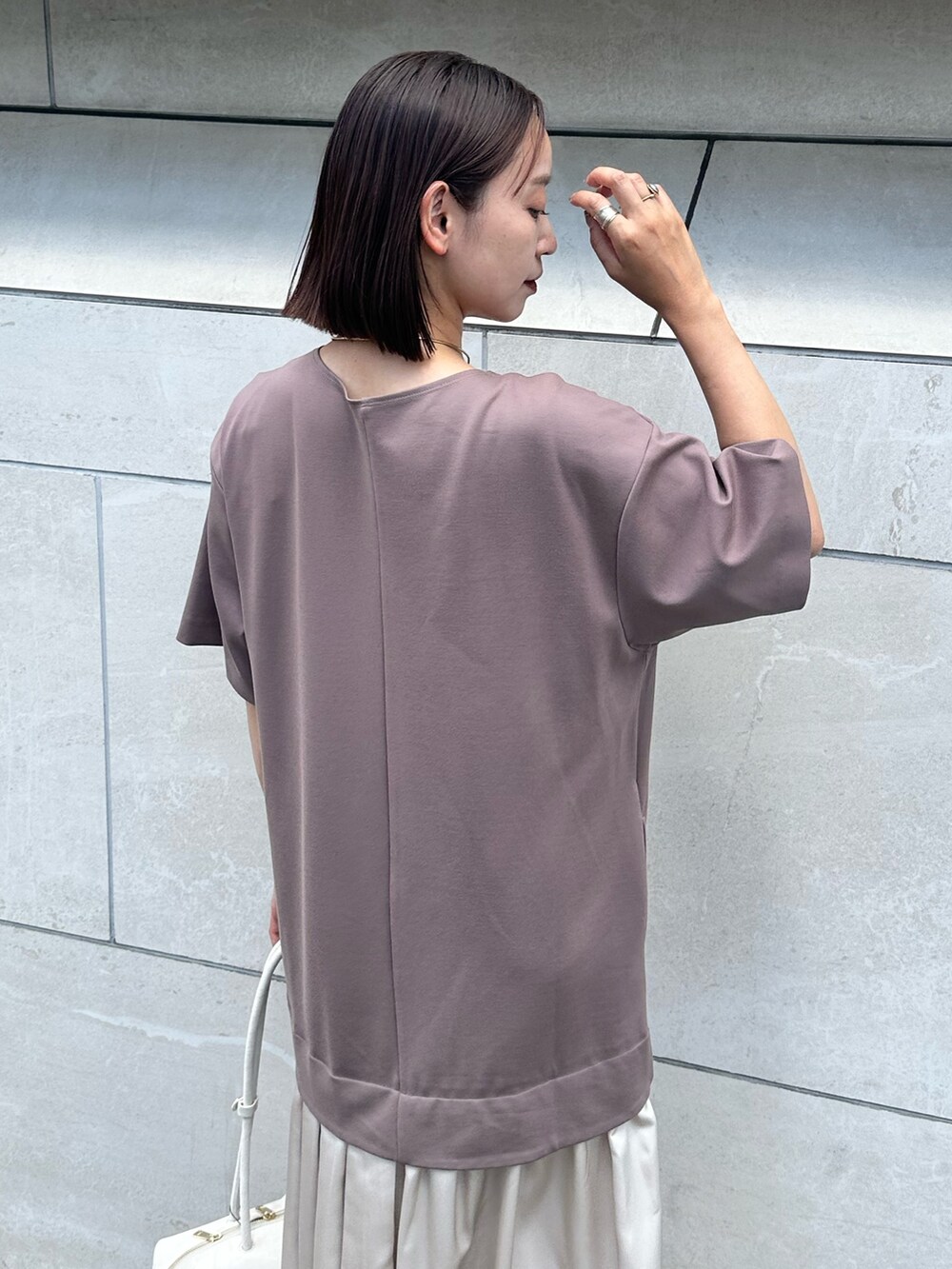 ブラウン系のワンピース、その他のパンプス、ホワイト系のボストンバッグを着用したレディースの夏コーディネートの5枚目の写真