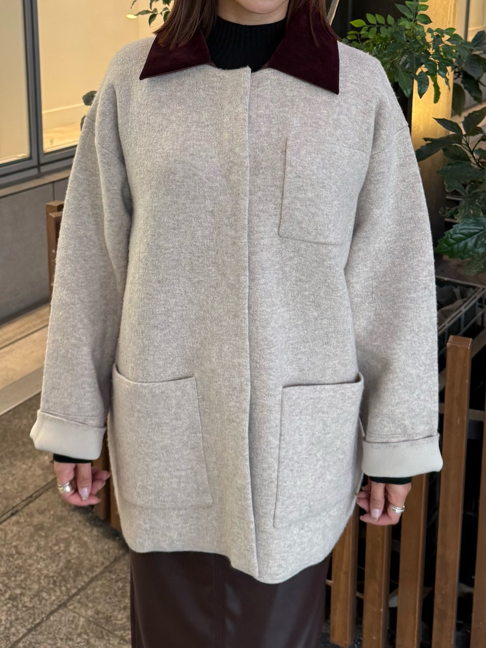 ブラウン系のスカート、ベージュ系のブルゾンを着用したレディースの秋コーディネートの8枚目の写真