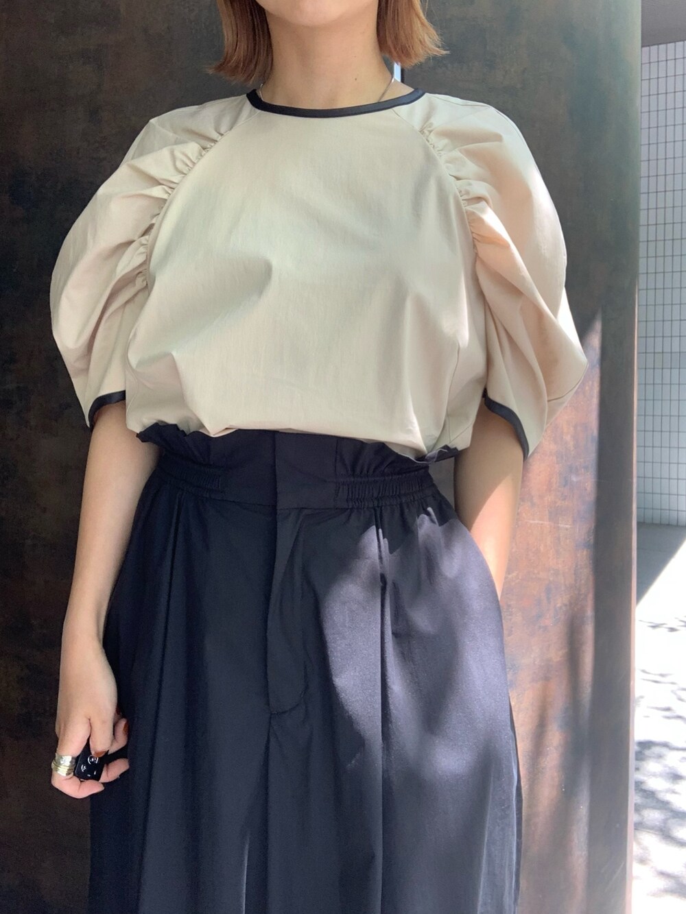 ブラック系のサンダル、ベージュ系のシャツ/ブラウス、ブラック系のその他パンツを着用したレディースの春コーディネートの5枚目の写真