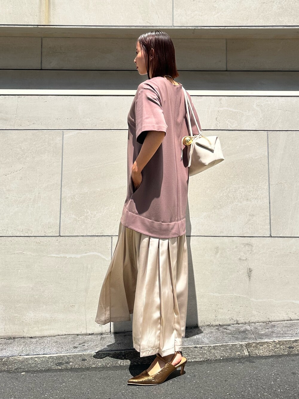 ブラウン系のワンピース、その他のパンプス、ホワイト系のボストンバッグを着用したレディースの夏コーディネートの3枚目の写真