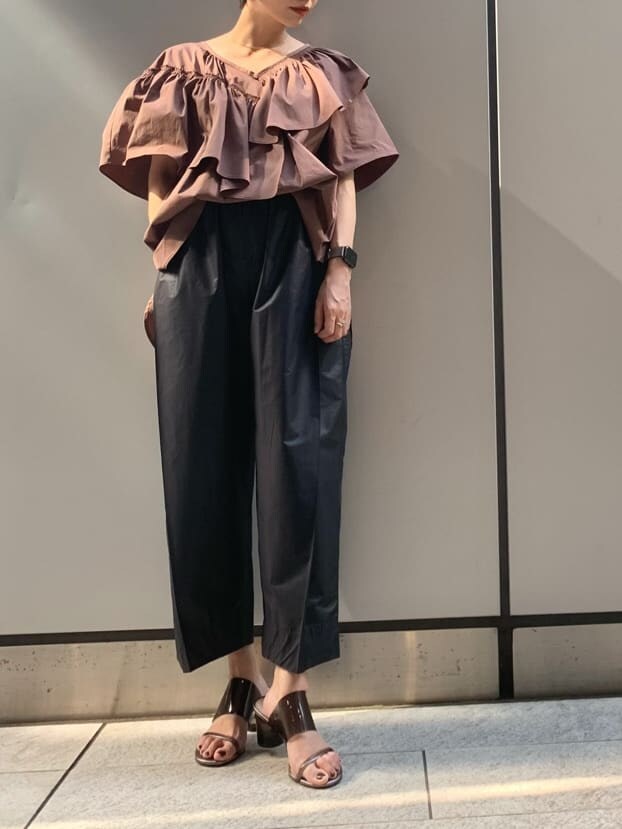 ブラウン系のシャツ/ブラウス、ブラック系のその他パンツを着用したレディースの夏コーディネートの2枚目の写真