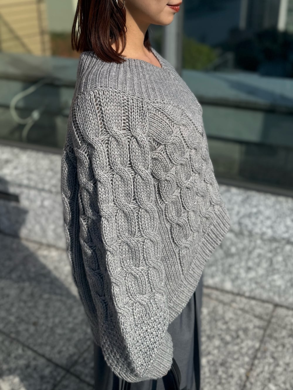 グレー系のその他パンツ、グレー系のニット/セーター、ブラック系のローファーを着用したレディースの冬コーディネートの5枚目の写真