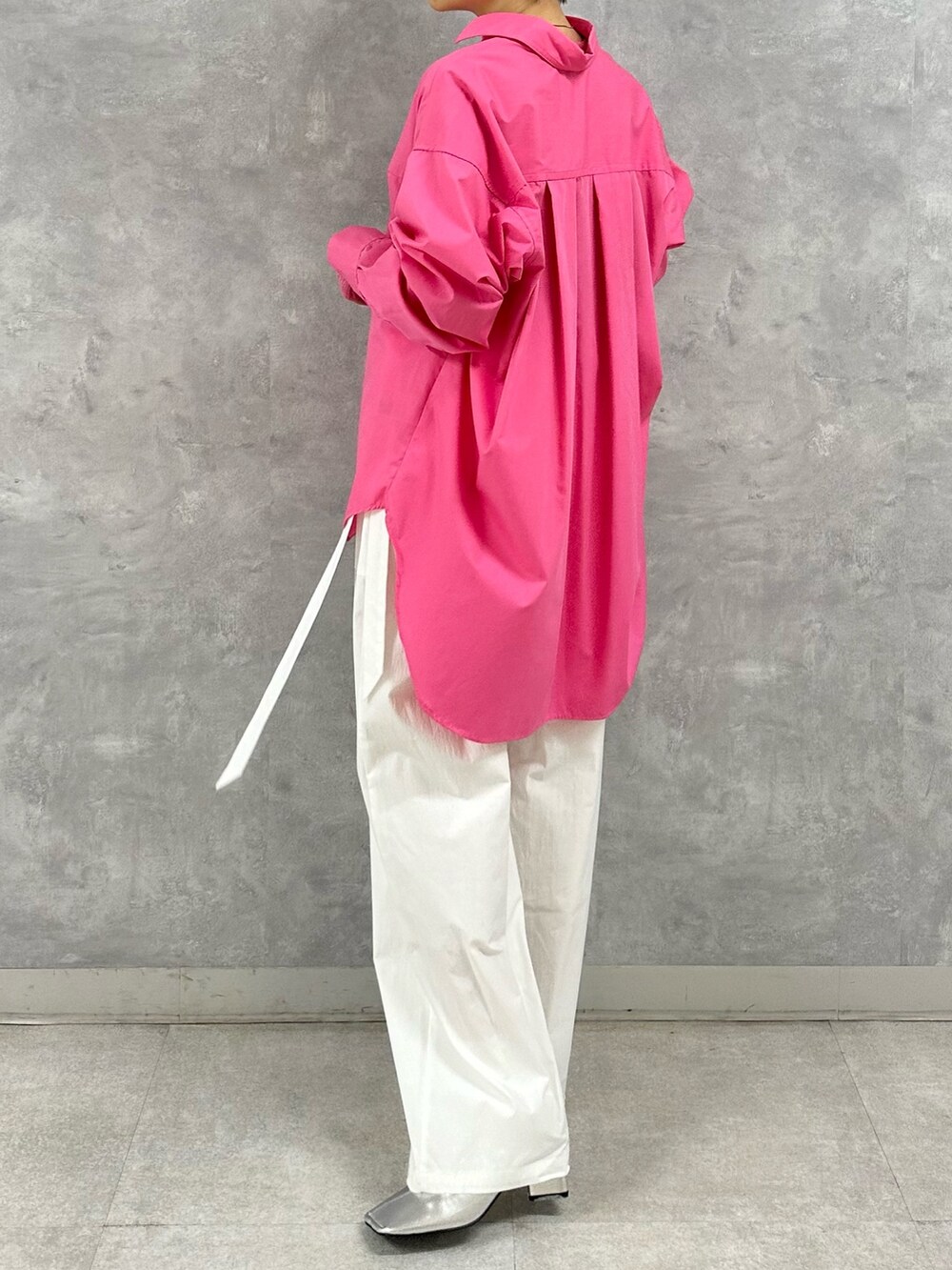 シルバー系のパンプス、ホワイト系のその他パンツ、ピンク系のシャツ/ブラウスを着用したレディースの春コーディネートの5枚目の写真